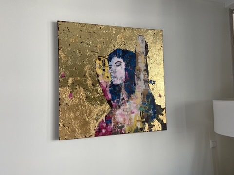 Gouden portret aan de wand