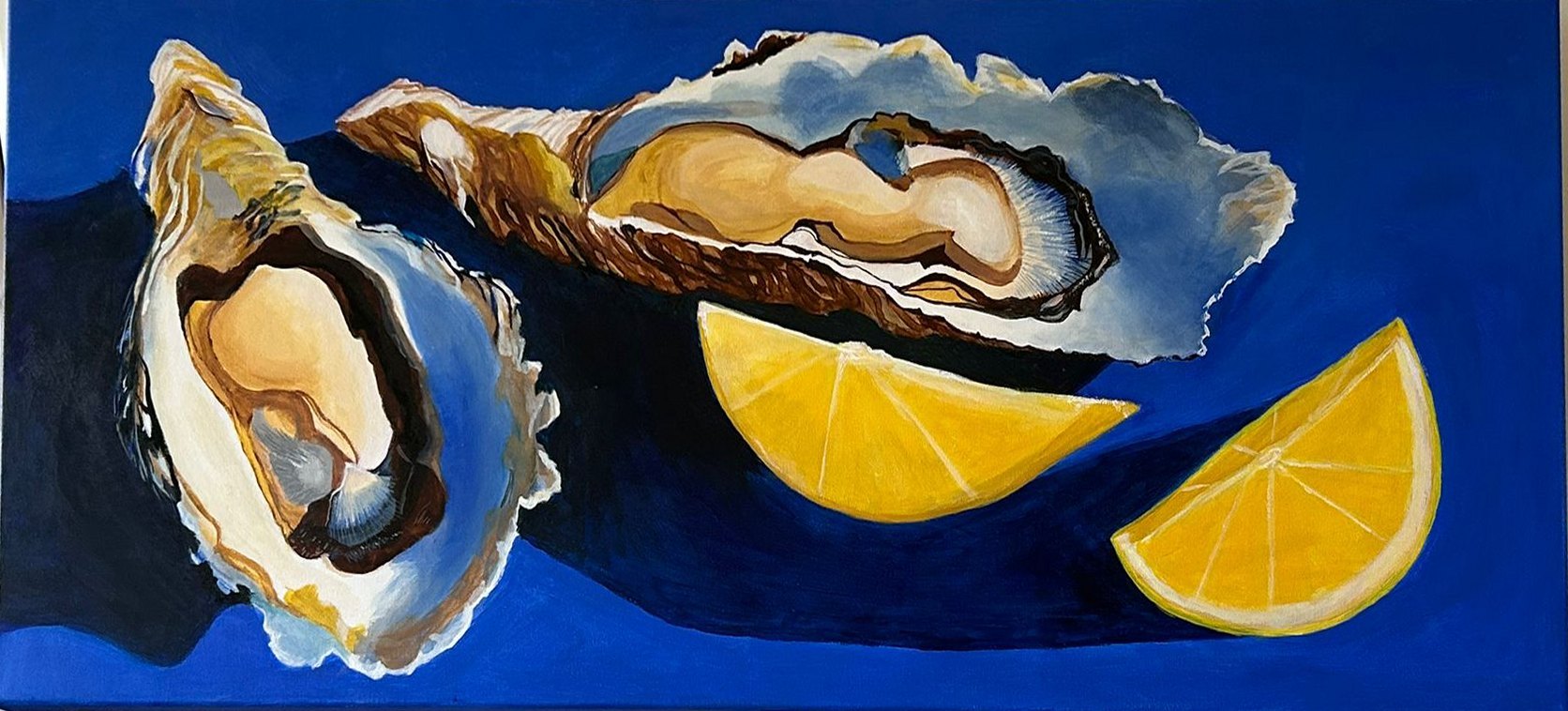 Twee open oesters met citroen op een blauwe achtergrond