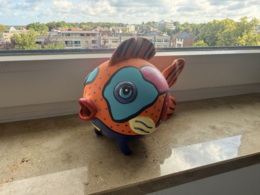 Kleurrijk visbeeld op vensterbank